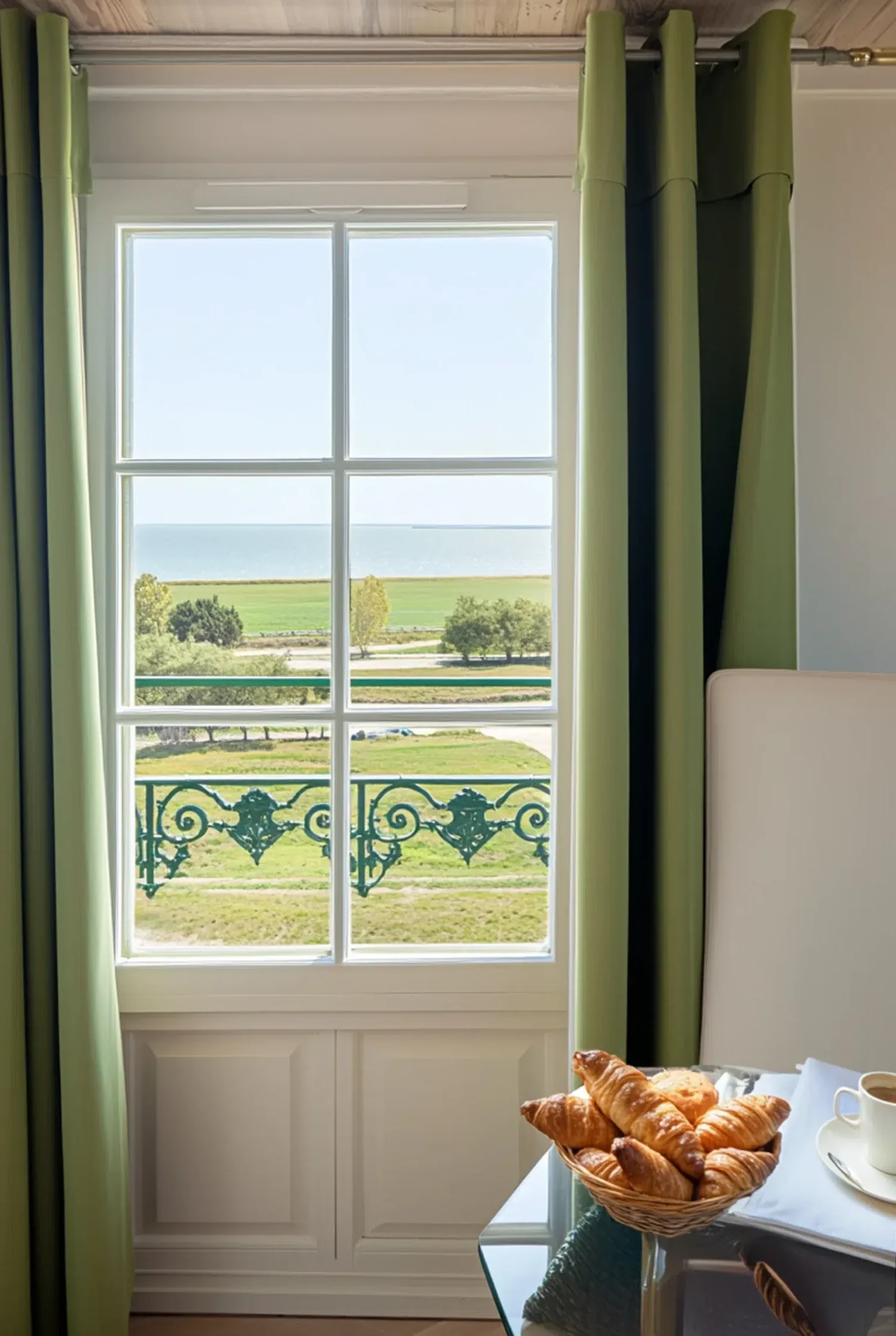 vue depuis la fenetre de la chambre avec le petit déjouner
